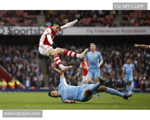 英超球队曼联宣布签约新后卫,将在下场比赛中强强联手夺三分 英超球队曼联宣布签约新后卫,将在下场比赛中强强联手夺三分